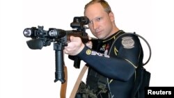 32 жаштагы Андерс Беринг Брейвик (Anders Behring Breivik) бир китептеги сүрөттө.