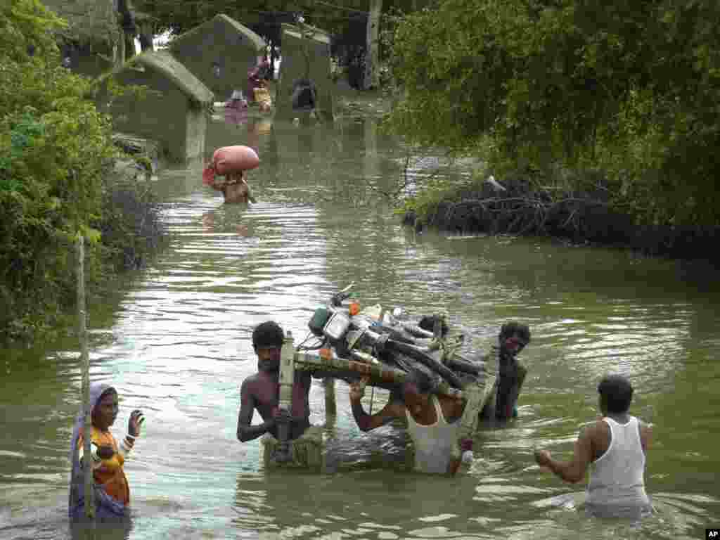 Pakistan - Poplave koje su prouzrokovale jake monsunske kiše ostavile su oko 200.000 ljudi bez krova na glavom, 13.09.2011. Foto: AP / Mohammad Farooq 