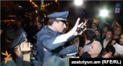 Замначальника полиции Еревана пытается успокоить протестующих у посольства России