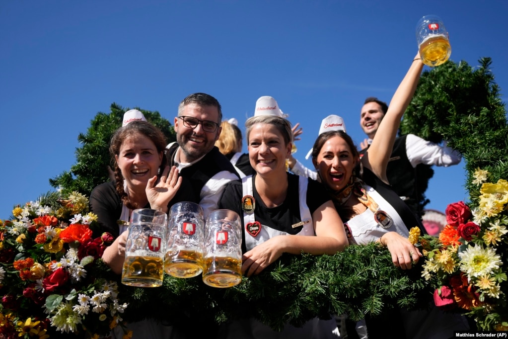 Nikoqirët e festivalit Oktoberfest para fillimit të edicionit të 189-të të birrës në Munih.&nbsp;