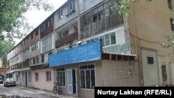 Бывшее студенческое общежитие в Алматы, комнаты в котором приватизированы. Июль 2019 года.