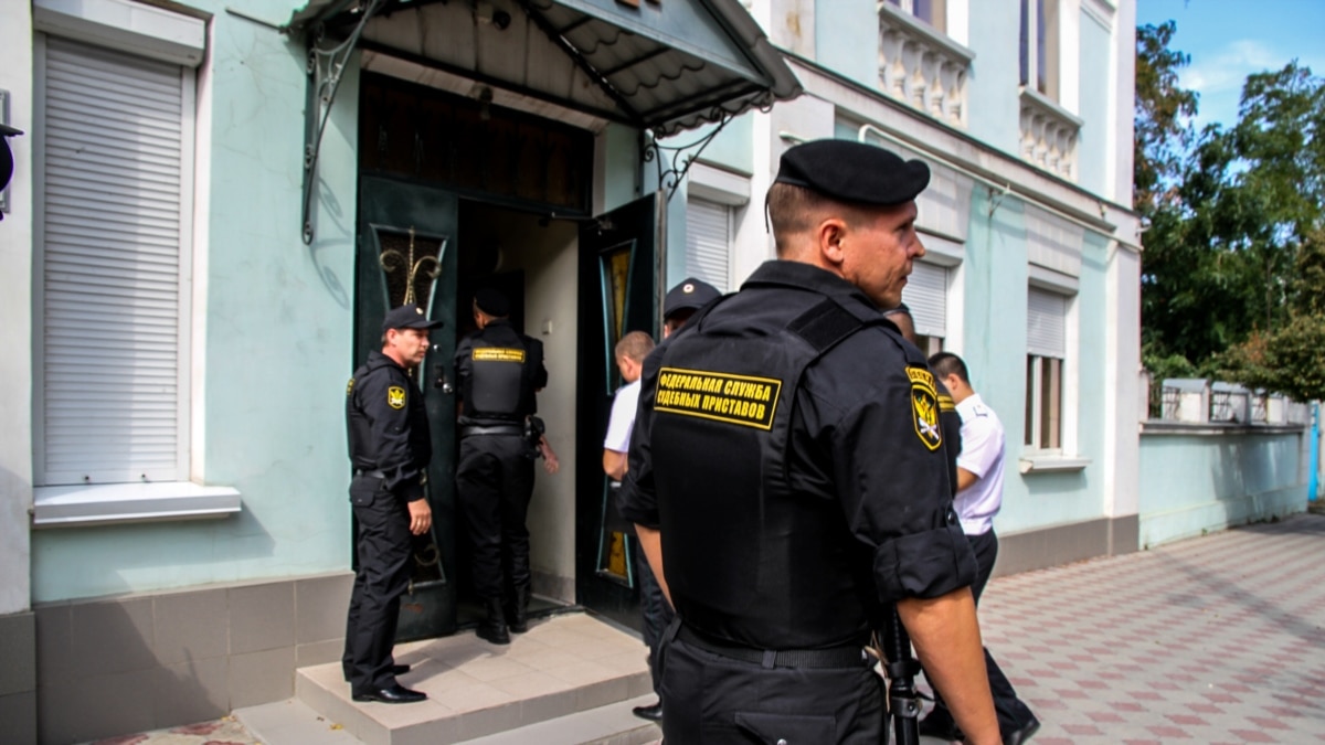В Омске глава судебных приставов пообещал навести порчу на следователя