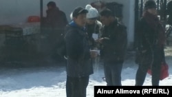 После прохождения таможенного досмотра к торговцам подходят мужчины в гражданской одежде с некими «списками». Алматинская область, февраль 2013 года.