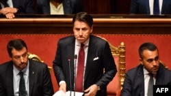 Giuseppe Conte își anunță demisia, din cauza lui Matteo Salvini, aflat în stânga sa.