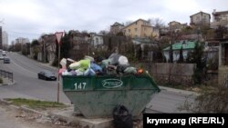 Мусорный бак на спуске Котовского в Севастополе