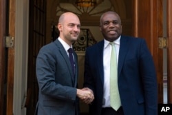 Ministrul de Externe britanic, David Lammy (dreapta), cu omologul său francez, Jean-Noël Barrot, la Londra, pe 22 noiembrie 2024.