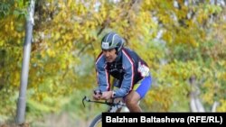 Бизнесмен Муратхан Токмади на чемпионате по любительскому триатлону Almaty Triathlon. Сентябрь 2014 года.