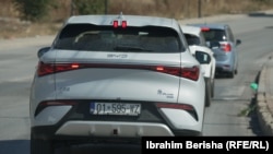 Vetura elektrike duke qarkulluar në rrugët e Prishtinës.