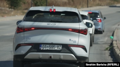 Vetura elektrike duke qarkulluar në rrugët e Prishtinës.