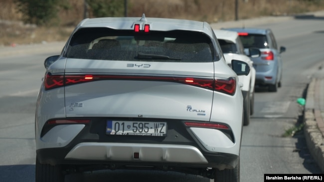 Vetura elektrike duke qarkulluar në rrugët e Prishtinës.