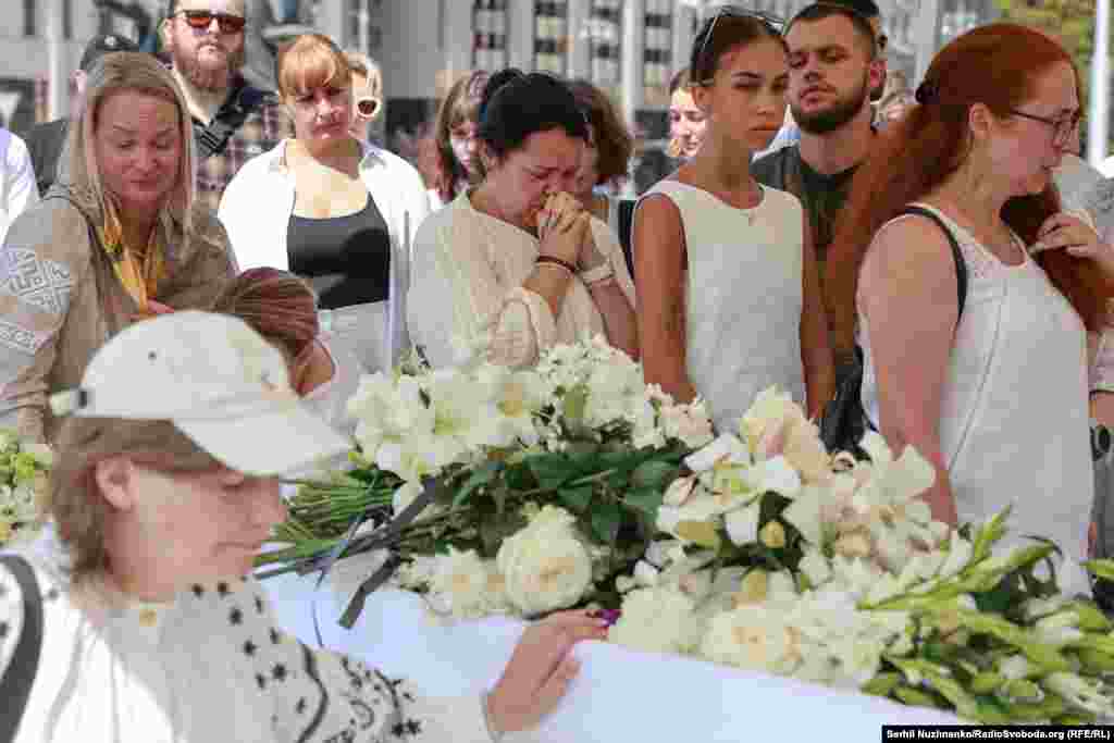 «Я не хотіла героя вдома, я хотіла вдома дитину. Але це був її шлях. Пробач мені, що я тебе не вберегла», – сказала мама Віталіни під час церемонії прощання