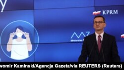 Прем’єр-міністр Польщі Матеуш Моравецький заявив, що податок є частиною загальноєвропейських зусиль оподаткувати глобальних техногігантів на зразок Google та Facebook, однак багато невеликих інтернет-видань зазначають, що їх також «несправедливо зачепить»