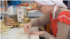 O tânără învață la școala profesională meseria de cusător-croitor. Industria prelucrătoare, implicit cea textilă, este unul din domeniile în care tinerii specialiști ar putea primi indemnizații la prima angajare.