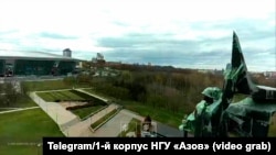 Дрон 1-го корпусу НГУ «Азов» пролітає над Донецьком
