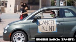 Люди вимагають скасування орендної плати через втрату робочих місць, Лос-Анджелес, США, 1 квітня 2020 року