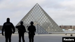 Poliția franceză în fața muzeului Louvre