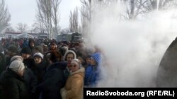 Люди в Авдіївці у черзі до польової кухні, 1 лютого 2017 