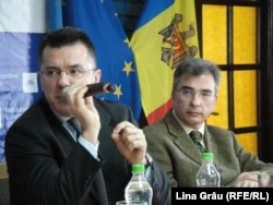 Dan Dungaciu (stg.) și Petrișor Peiu