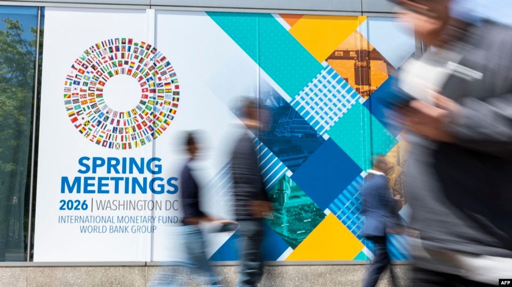تابلوی مربوط به نشست‌های بهاره ۲۰۲۶ صندوق بین‌المللی پول در خارج از مقر این نهاد در واشینگتن دی‌سی