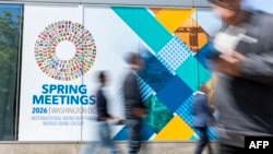 تابلوی مربوط به نشست‌های بهاره ۲۰۲۶ صندوق بین‌المللی پول در خارج از مقر این نهاد در واشینگتن دی‌سی