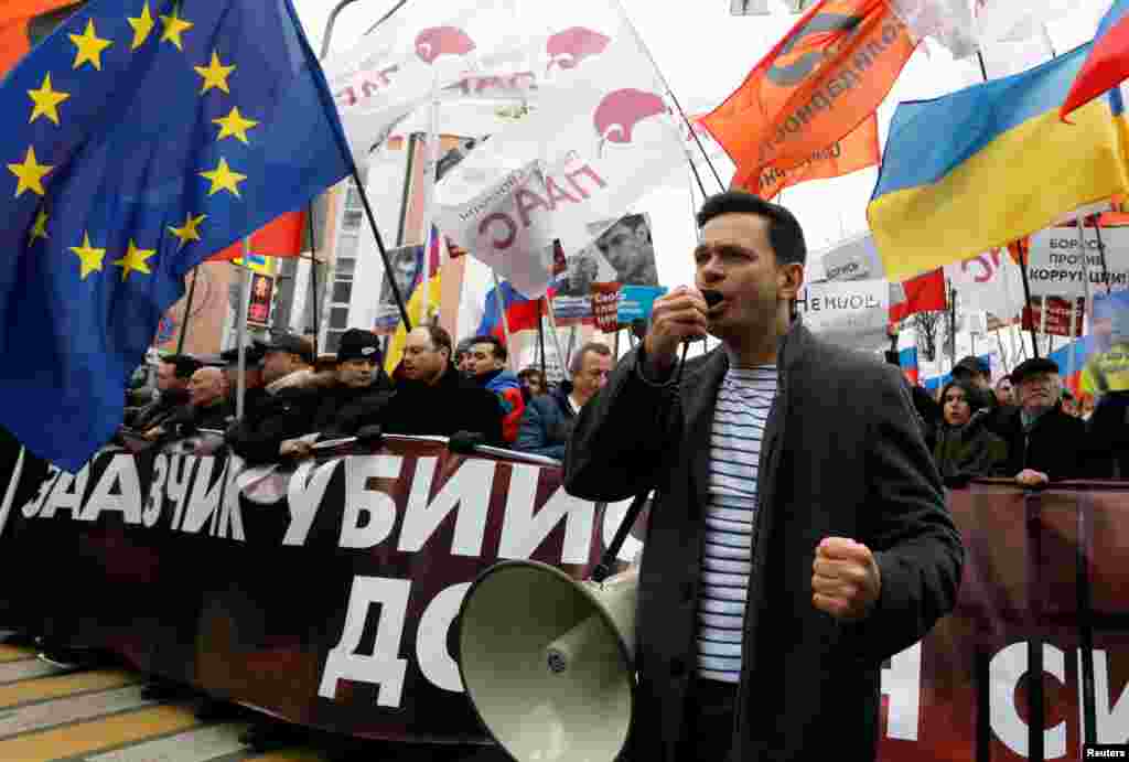 Оппозиционный политик Илья Яшин во главе колонны на Марше Немцова в Москве.