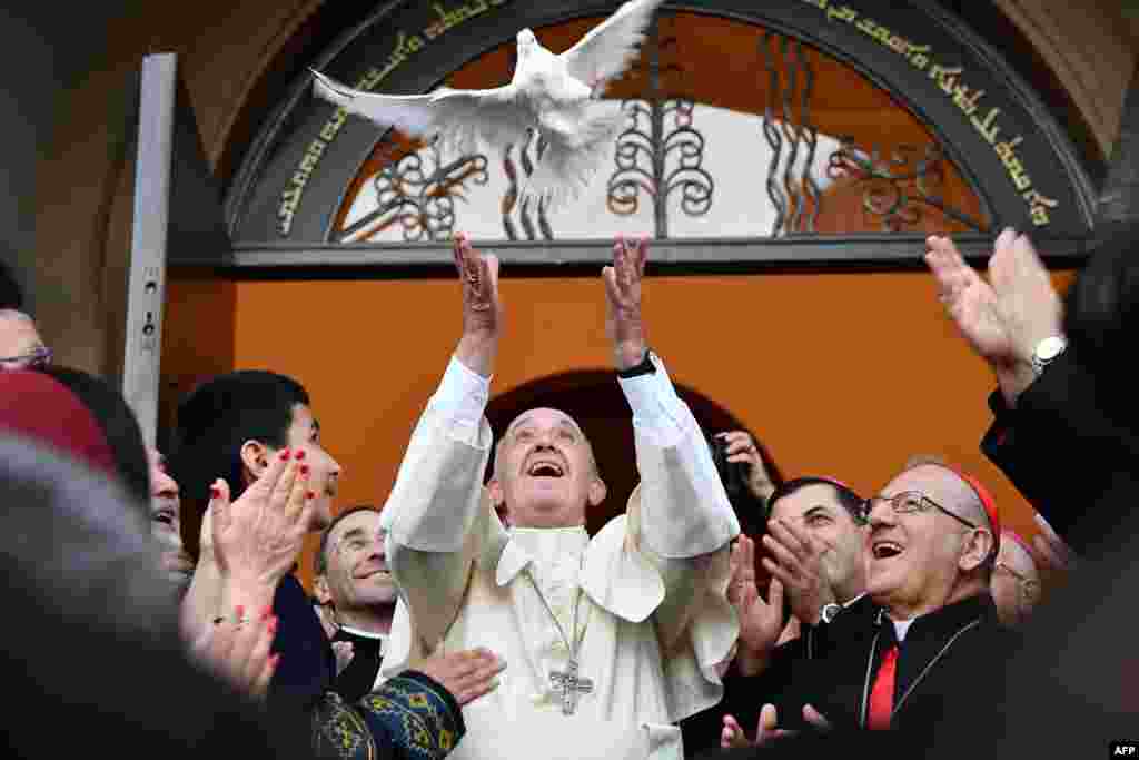 Pope Francis releases a dove as a symbol of peace during a meeting with the Chaldean community at the Catholic Church of St. Simon Bar Sabbae in Tbilisi, Georgia. (AFP/Vincenzo Pinto)