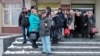Гражданские активисты, пришедшие поддержать товарищей к зданию суда, Ростов, 22 января 2018 