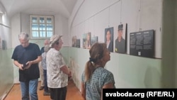 Выставу пра беларускіх палітвязьняў у Вільні «Кошт нязгоды: дакумэнтальнае сьведчаньне наступстваў палітычных рэпрэсій у Беларусі» першымі пабачылі турысты з ЗША