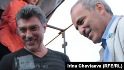 Нємцов і Каспаров на акції в Москві, 22 серпня 2011 року