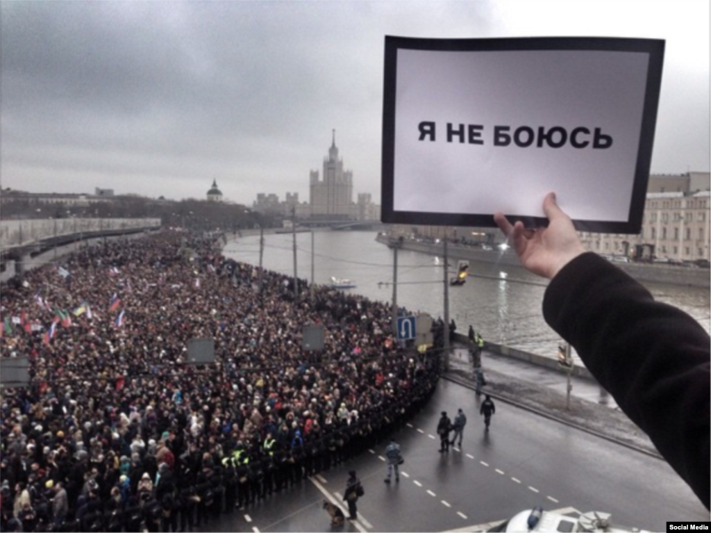 Someone holds up a sign saying &quot;I&#39;m not afraid&quot; in front of the Moscow march in memory of Boris Nemtsov.