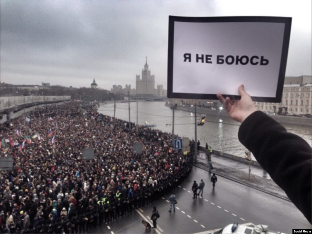 Someone holds up a sign saying "I'm not afraid" in front of the Moscow march in memory of Boris Nemtsov.