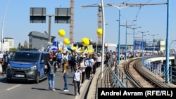 Coloana de protestatari a ajuns pe Podul Basarab din București.