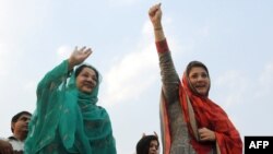 Kulsoom (left) and Maryam Nawaz attend an election campaign meeting in Lahore in May 2013. 