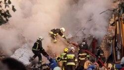 Supraviețuitorii atacului Rusiei asupra Kievului fac ordine în urma dezastrului 