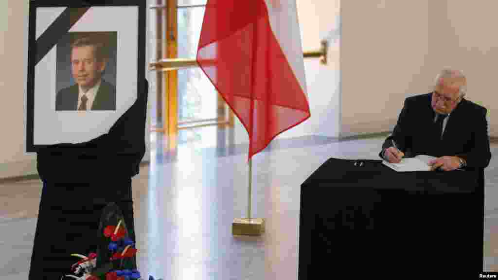 &Ccedil;ex Respublikasının prezidenti Vaclav Klaus Prezident Sarayında qoyulan xatirə kitabını yazır. 19 dekabr 2011. Reuters.&nbsp;