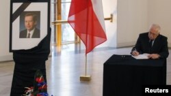 Президент Чехии Вацлав Клаус оставляет запись в книге соболезнований 