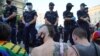 LMBTQI+-aktivisták blokkolják a letartóztatott melegjogi aktivistát, Margót szállító járművet Varsóban 2020-ban. A rendőrség a bíróság két hónapos előzetes letartóztatásról szóló végzését hajtotta végre, miután az aktivista „megrongált” egy homofób jelszavakkal kifestett furgont