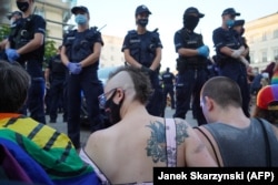 ЛГБТ-активисты пытаются преградить путь полицейским, перевозящим арестованную Марго