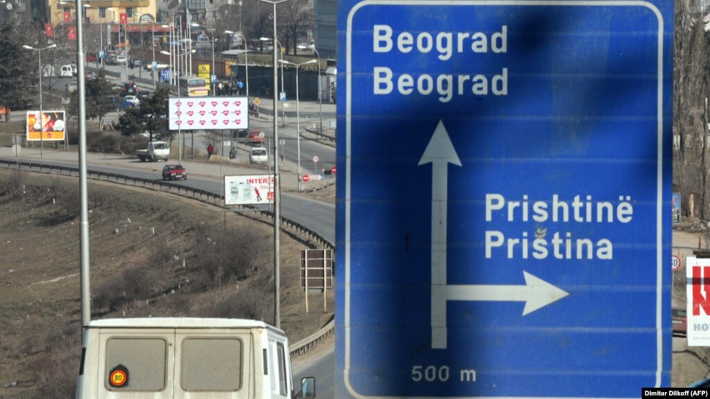 Politički zvaničnici sa Kosova i iz Srbije se u poslednjih dvadesetak dana međusobno optužuju za "laži" i "širenje dezinformacija", dok se javnost u obe zemlje upozorava da upravo "ona druga strana" krši Briselski sporazum.