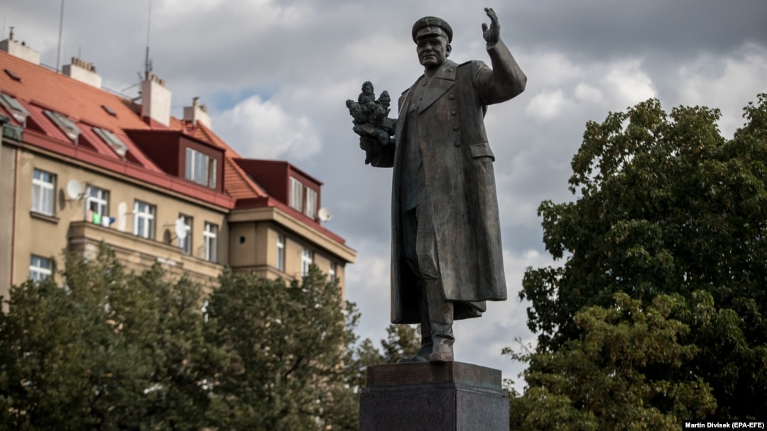 Памятник маршалу Ивану Коневу до его демонтажа в 2020 году