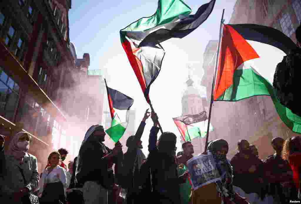 Manifestanți pro-palestinieni agită steaguri palestiniene. Ei participă la un protest în Londra, Marea Britanie, la 15 mai 2021, după escaladarea violențelor israeliano-palestiniene.