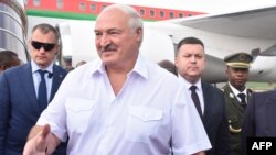 Глава Беларуси Александр Лукашенко в аэропорту Малабо. Экваториальная Гвинея, 9 декабря 2023 года