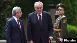 Armenia - President Serzh Sarkisian (L) greets his visiting Czech counterpart Milos Zeman in Yerevan, 8Jun2016.