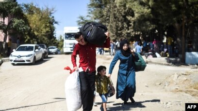 Қыз өзінің кискасын жалайды және ақ сперматозоидпен кончаларын алады