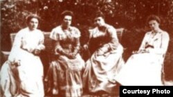Софья Андреевна Толстая с дочерьми Александрой, Татьяной и Марией в Ясной Поляне, 1903 год