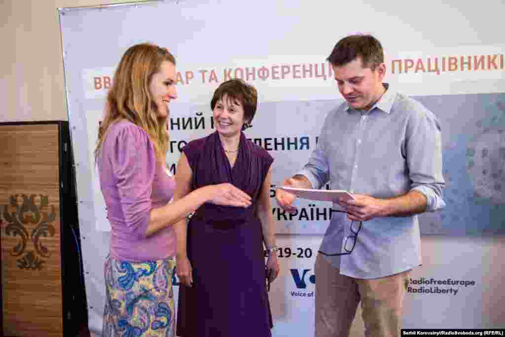 Інна Дубінська з BBG (Ради директорів мовлення США) та Зореслав Байдюк з «Голосу Америки» нагороджують учасників конференції сертифікатами
