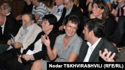 Нино Бурджанадзе, лидер движения “Единая Грузия” также считает, что решать должен народ, хотя у ее партии определена задача по отставке Михаила Саакашвили