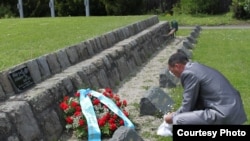 Сагит Сейтжанов на могиле своего дедушки Сейтжана Абишева. Фото предоставлено Посольством Казахстана в Чешской Республике и Словацкой Республике. Братислава, 8 мая 2010 года. 