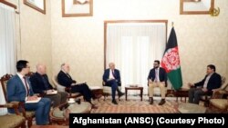 حمدالله محب مشاور امنیت ملی افغانستان حین دیدار با زلمی خلیلزاد نماینده ویژه امریکا برای صلح افغانستان در کابل.