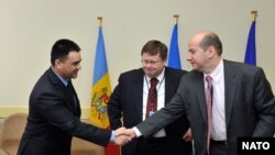 Vitalie Marinuță, Robert F. Simmons Jr., Sorin Ducaru în 2010 la semnarea proiectului Nato de distrugere a substanțelor chimice primejdioase din Moldova
